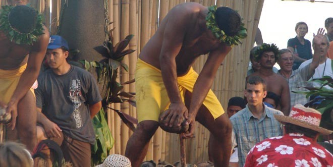 Coconut splitting using only a stake © BW Media